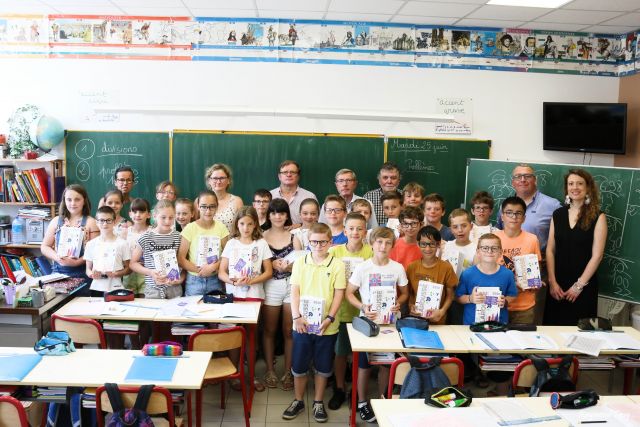 Distribution des traditionnels dictionnaires dans les écoles de Caudry ...
