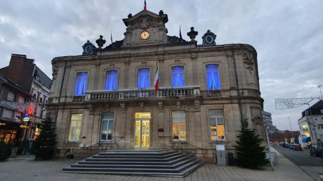 La mairie de Caudry s'illumine en bleu en soutien contre l’enfance maltraitée ...
