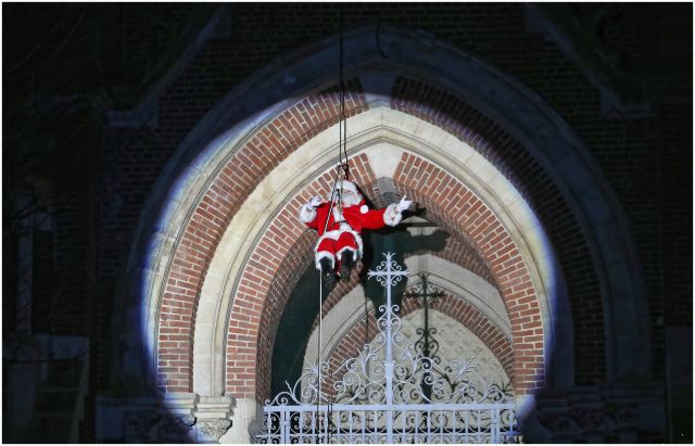 Le Père Noël a honoré la tradition de la descente en rappel ...