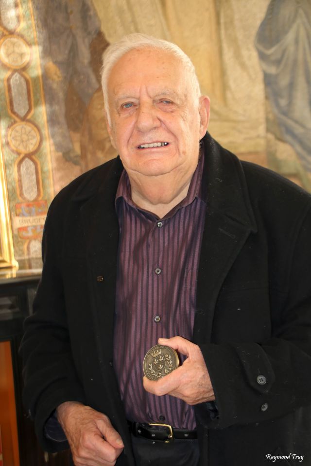 Médaille de la ville de Caudry à Monsieur Zéphir BRICOUT de radio BLC ...