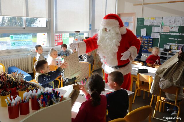 Passage du Père Noël dans les écoles de Caudry ...