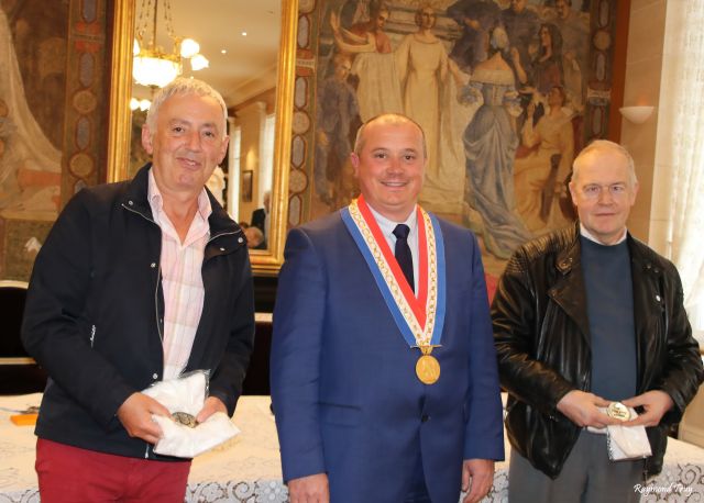 Remise de la médaille de la ville à Messieurs Charles FRANKEL et Philippe MOREL