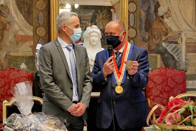 Remise de la médaille de la ville de Caudry à Monsieur Jean-Yves VEY ...