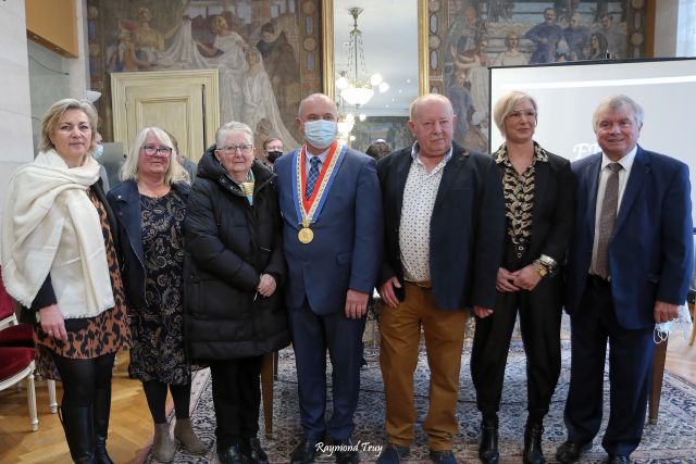 Remise de la médaille de la ville de Caudry à Monsieur Jean-Bernard Courbet ...