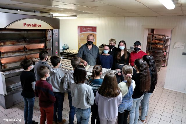 Un groupe d’enfants en visite éducative au sein de la Boulangerie Basquin …