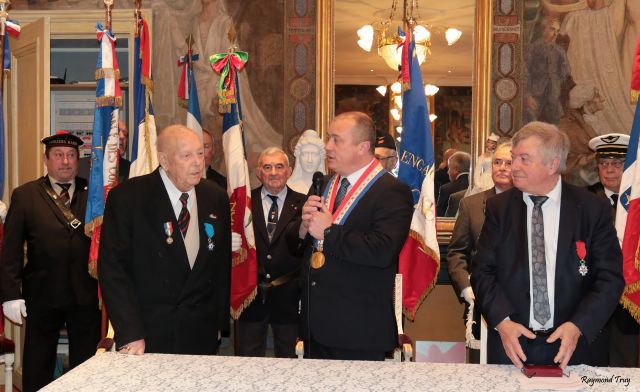 Vital Deschamps reçoit l'insigne de l'Ordre National du Mérite...
