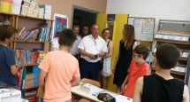 Distribution des traditionnels dictionnaires dans les écoles de Caudry